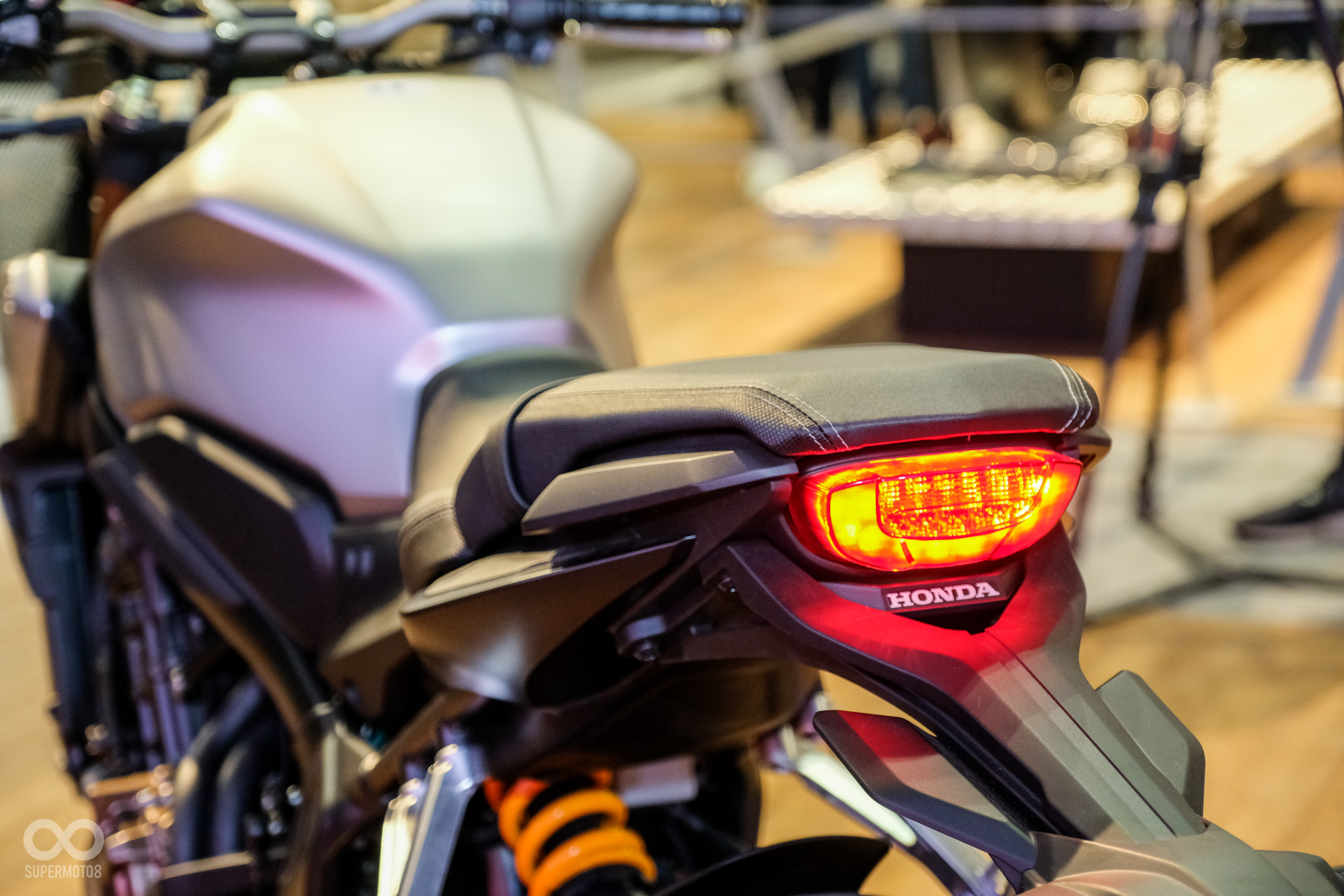 尾燈造型與CB300R類似的半圓造型