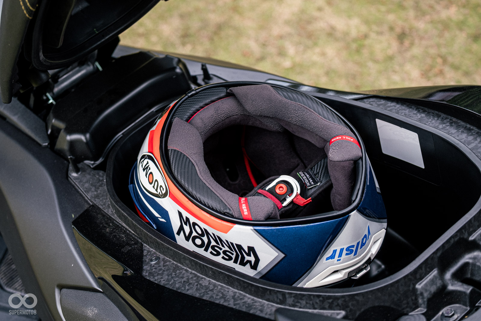 坐墊下空間相當亮眼,全罩安全帽放下後還有相當充裕的空間