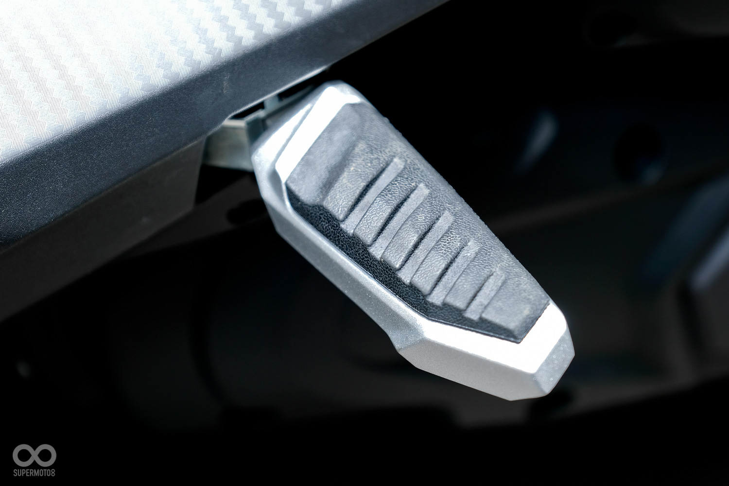 飛旋踏板的面積相當充足，上頭還加入了止滑的橡膠墊，讓後座能有安穩的支撐