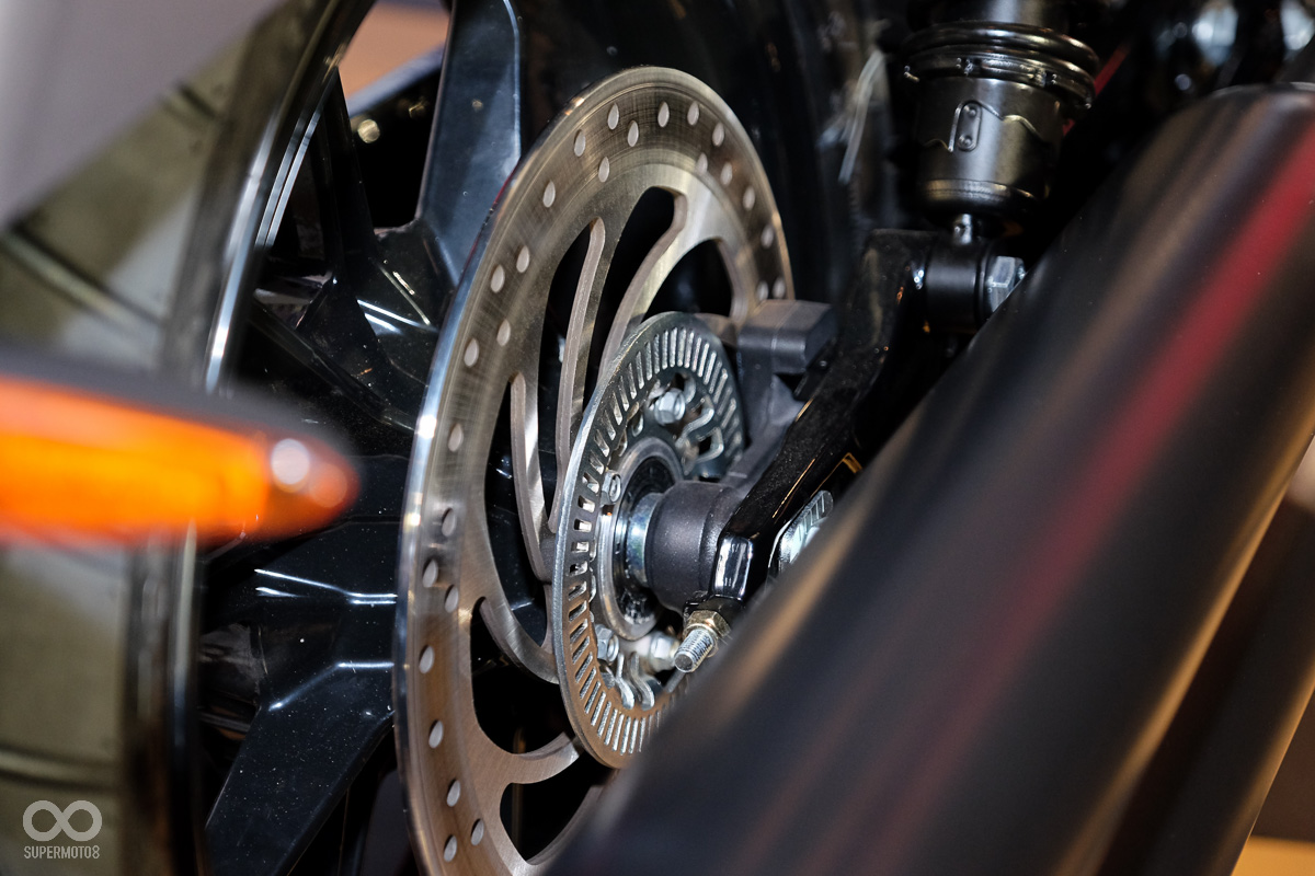 Victory採前後雙碟設計,ABS為該車系標準配備