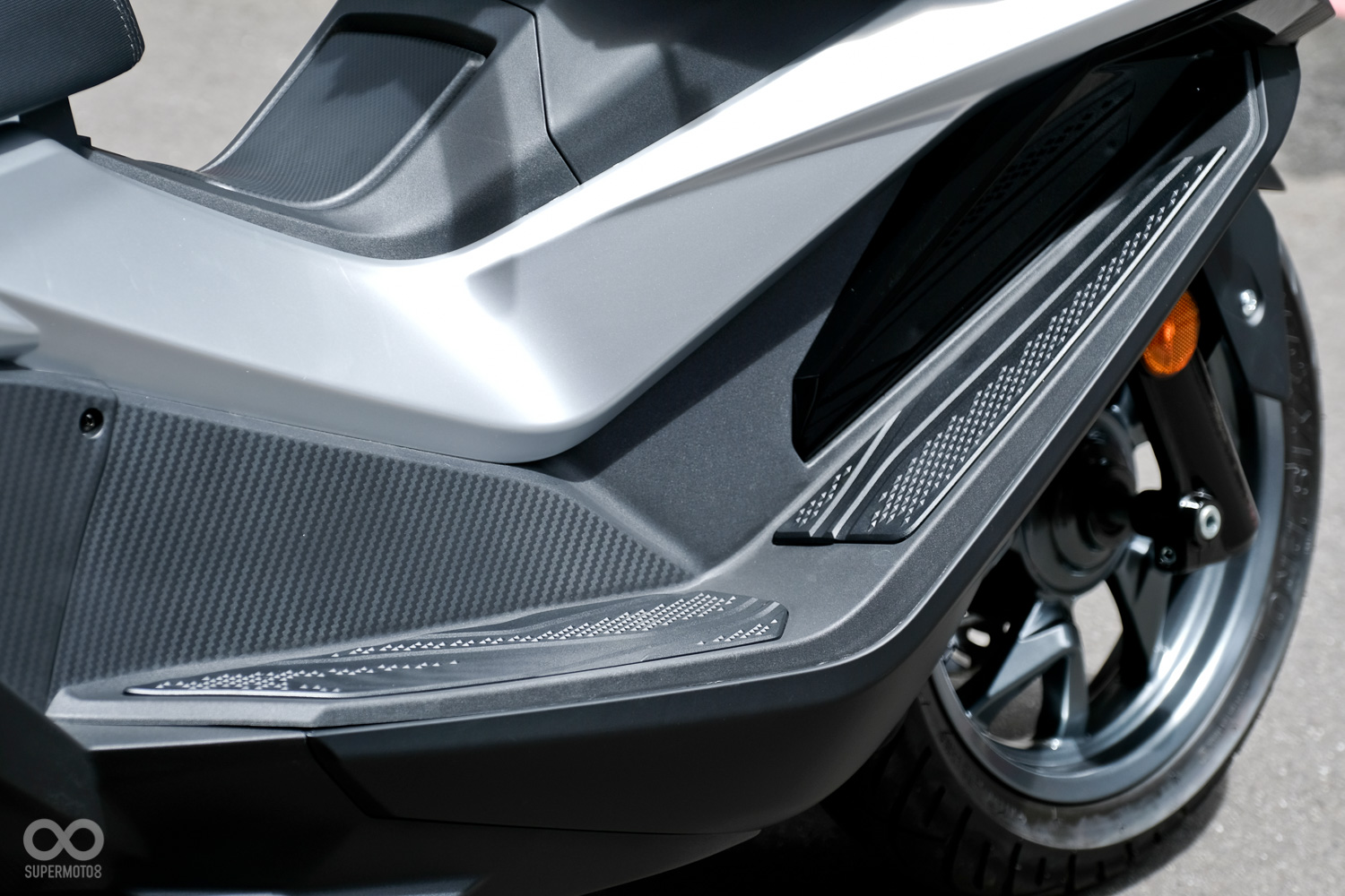 SYM在休息踏板部分的角度經過重新設計，讓騎士擁有更優異的伸展空間，長途行駛時也更舒適