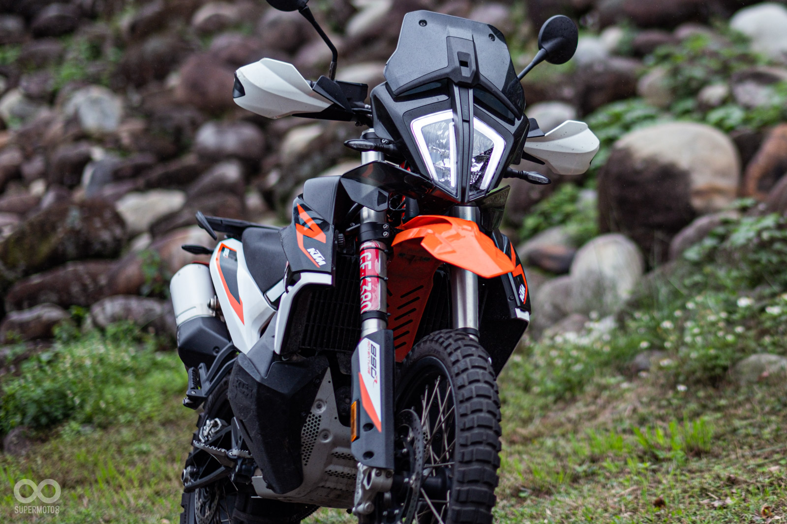 車頭燈採用KTM招牌設計