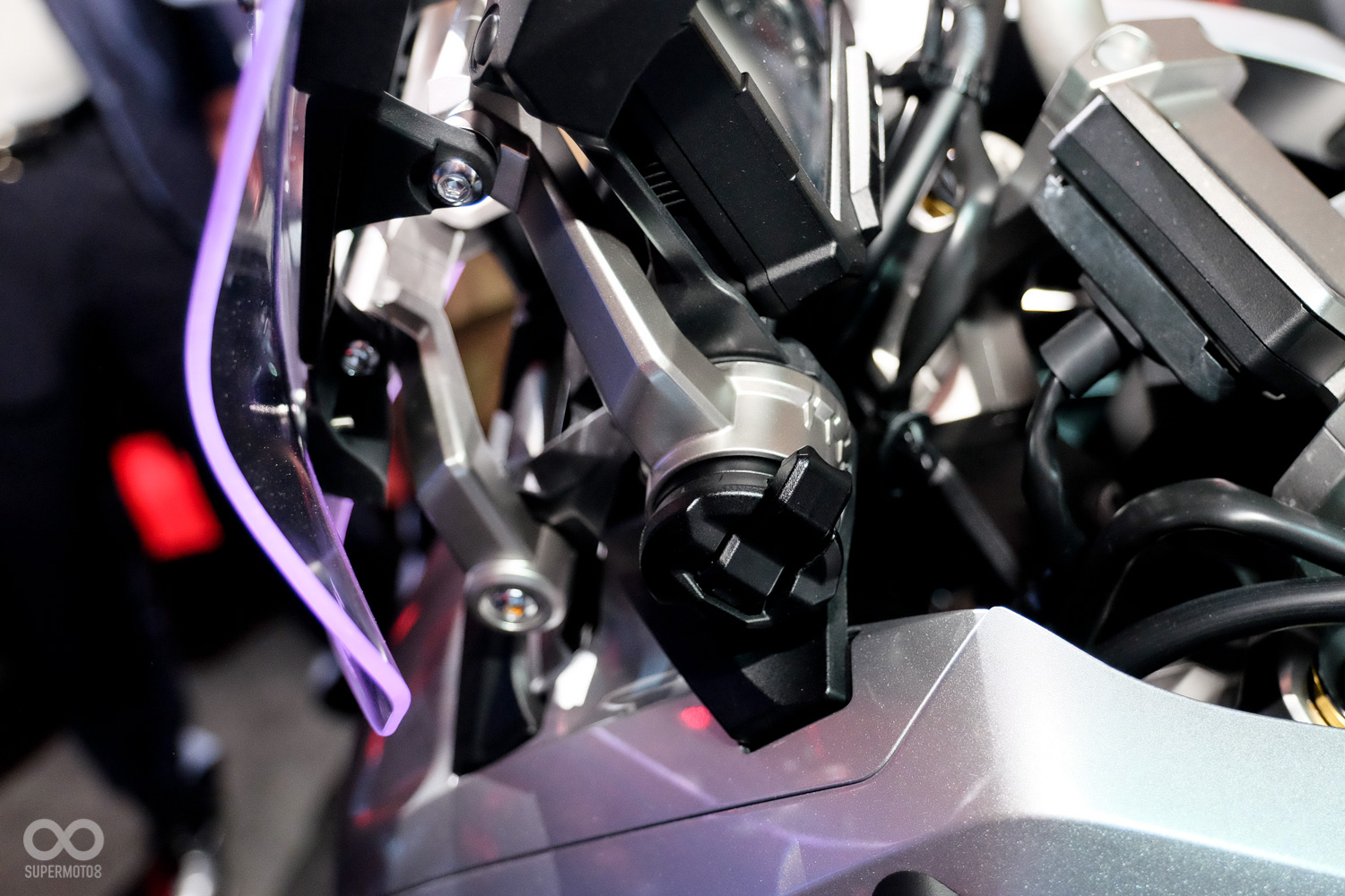 風鏡調整旋鈕，騎士可依需求調整風鏡高低