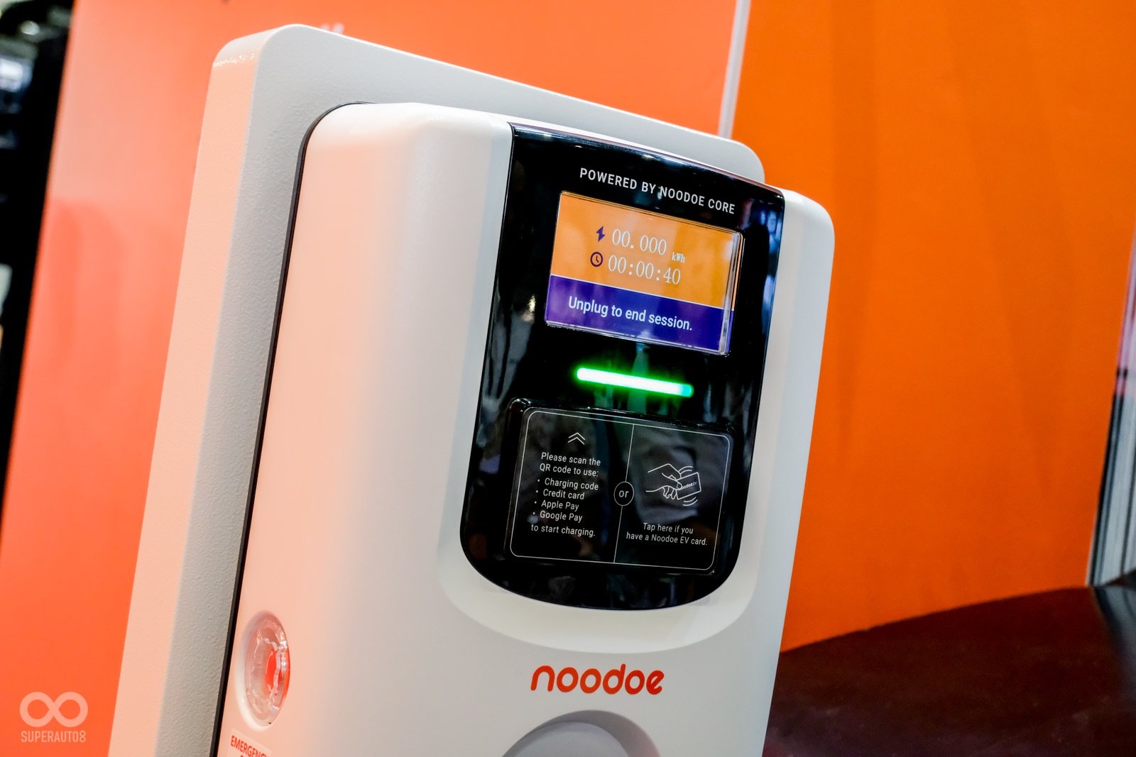 插上充電孔後,可以顯示充電時間、充電瓦數