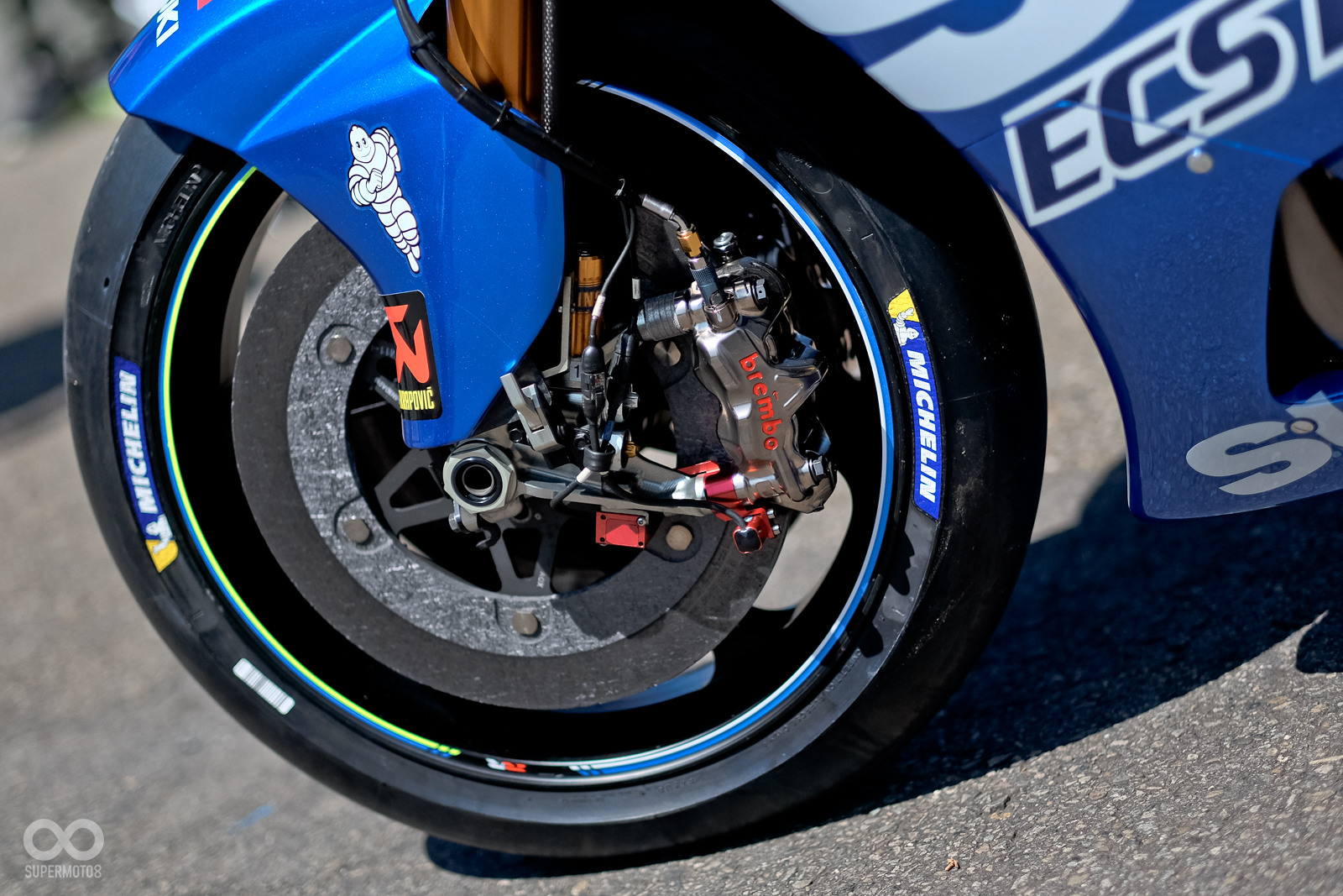 Brembo煞車系統配上碳纖維陶瓷碟盤的前輪相當飽滿