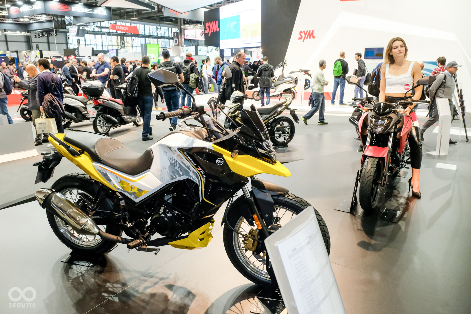 SYMNH T去年還是以概念車之姿登場,成熟的外型距離量產已越來越近