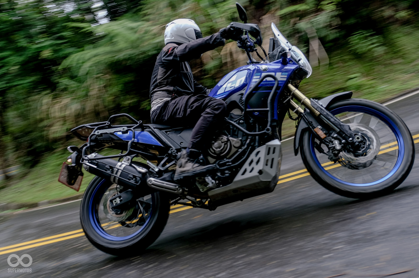 即便是雨天地面溼滑，Ténéré 700在柏油路面上的動態穩定性依舊不錯