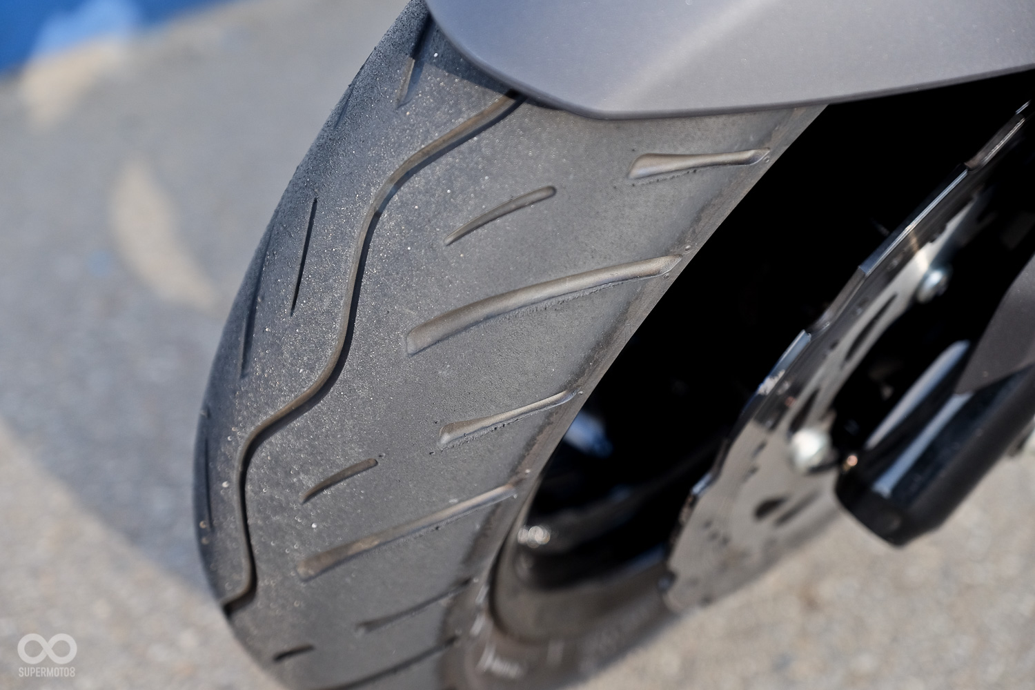 原廠提供的輪胎較SMAX所配置的更為耐磨,但在封閉場地使用,抓地力表現還算平穩,幾圈下來依然有些許胎削產生