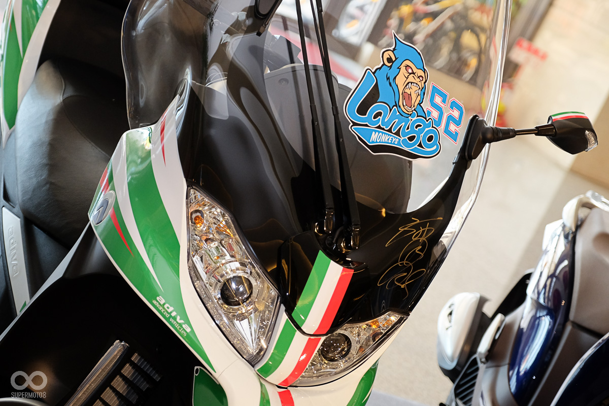 仔細一看這輛ADIVA可大有玄機,上頭可是有著台灣巨砲 陳金鋒的親筆簽名啊!!!