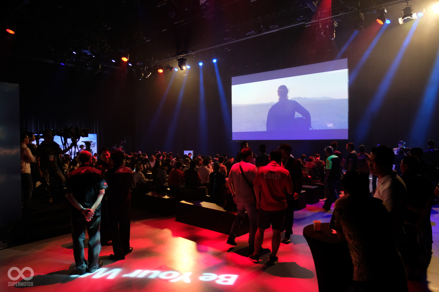 活動還沒開始,現場就已經被迫不急待的VIP車主們擠得水泄不通