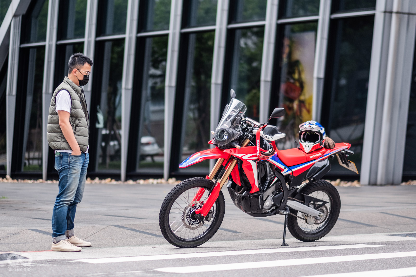 位於信義區的微風南山,有著現代感十足的玻璃帷幕景緻