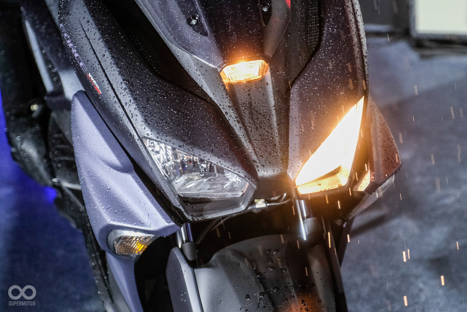 車頭使用左右分離大燈,光源使用鹵素燈