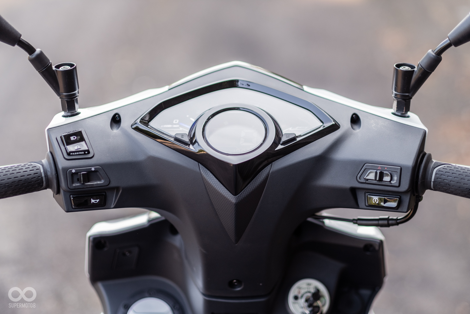 左右手開關設計簡潔,右手加入提昇安全性的警示燈開關