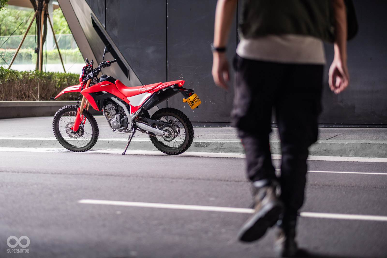 灰色的CRF300L,肯定能更好隱身在水泥的都市叢林之中!