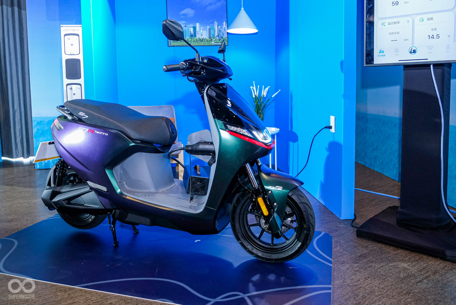 購車會附贈110v/220v的行動充電器