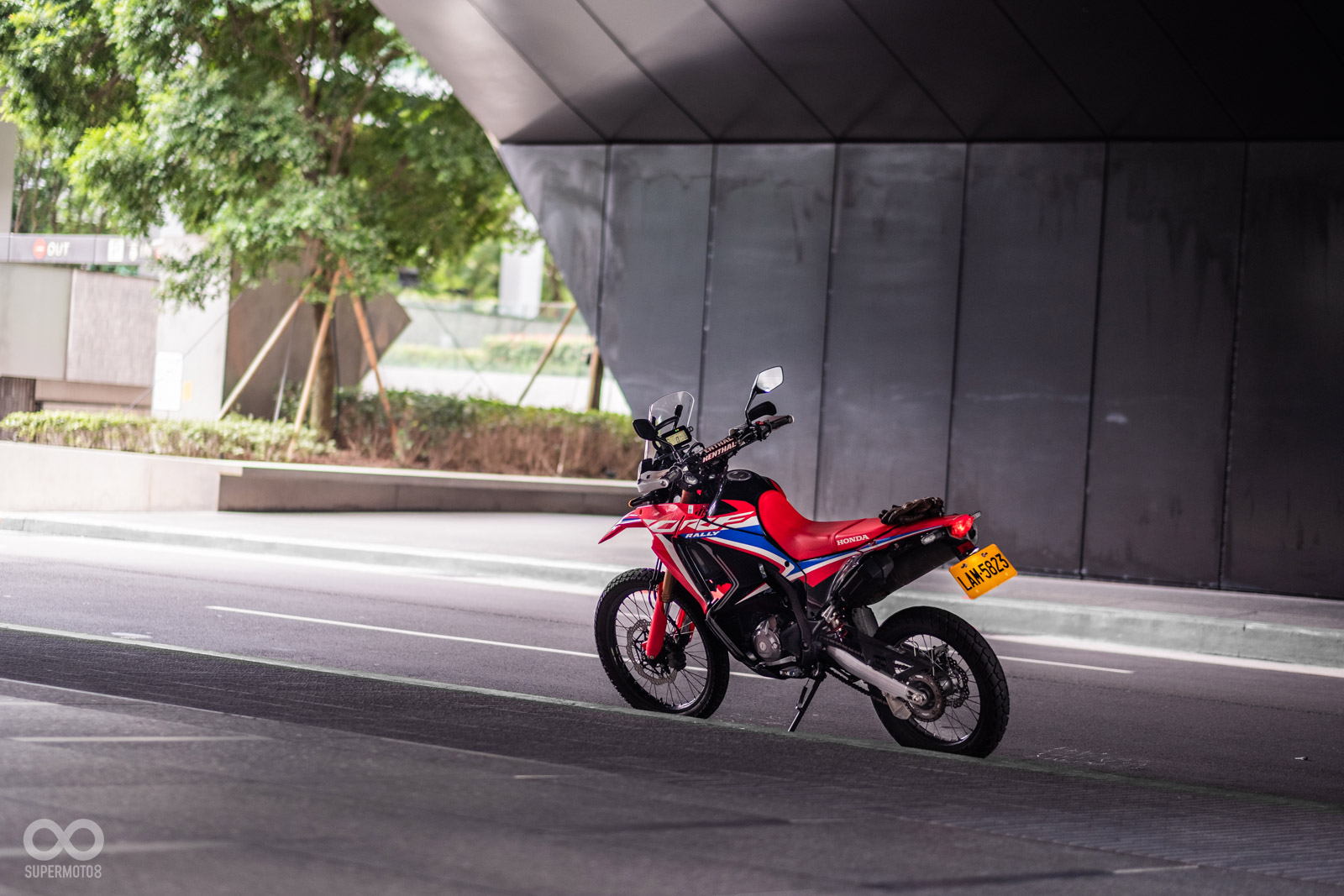 穿越兩棟建築之間的小隧道,帶來更多光影變化