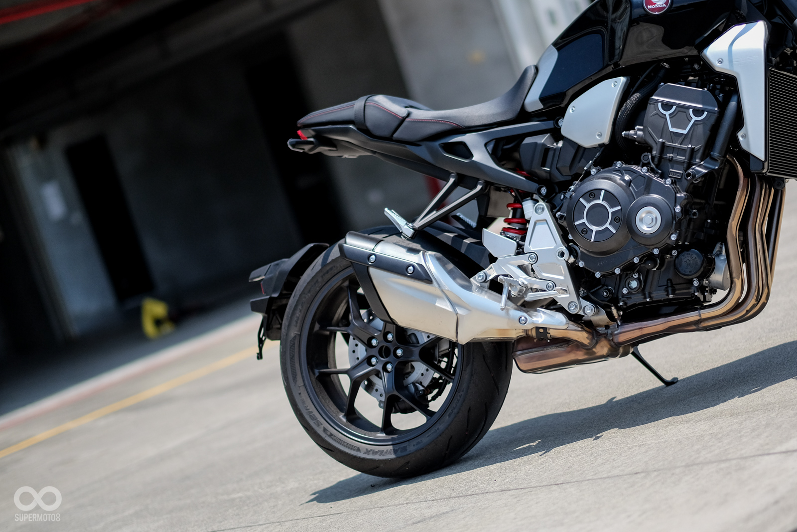 後輪單搖臂設計相當吸睛,全新的17寸輪圈視覺張力十足