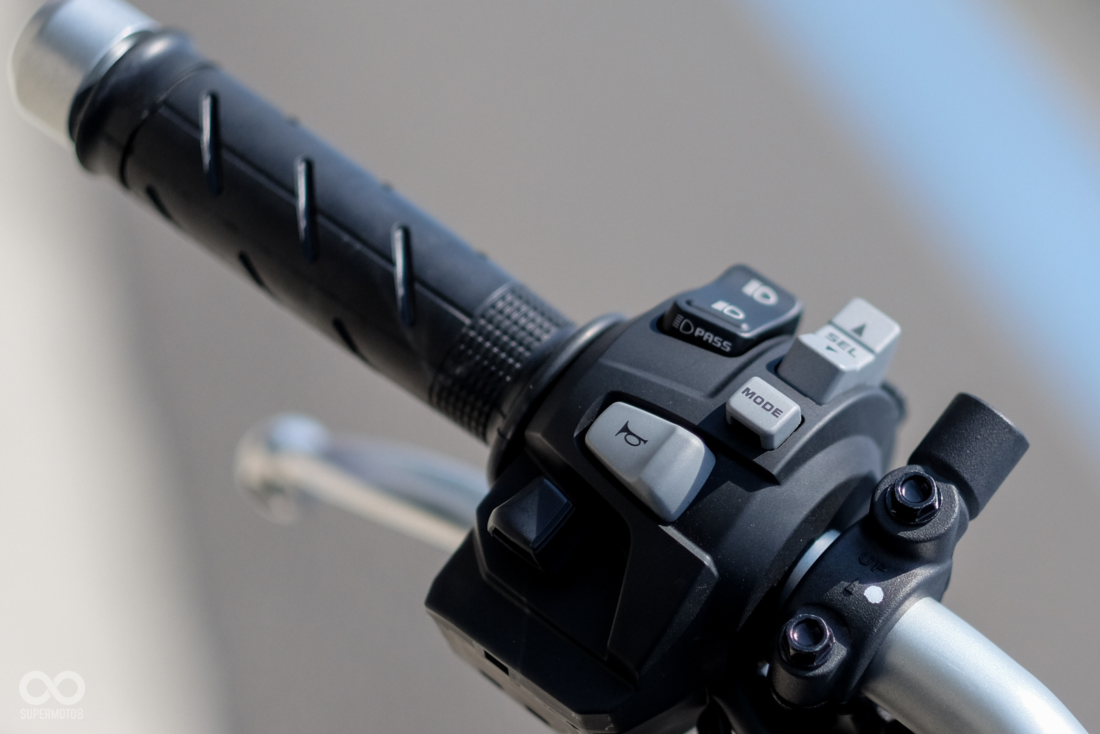 左手把上可以看見MODE選項紐,上方有著調整設定的雙向選擇鍵
