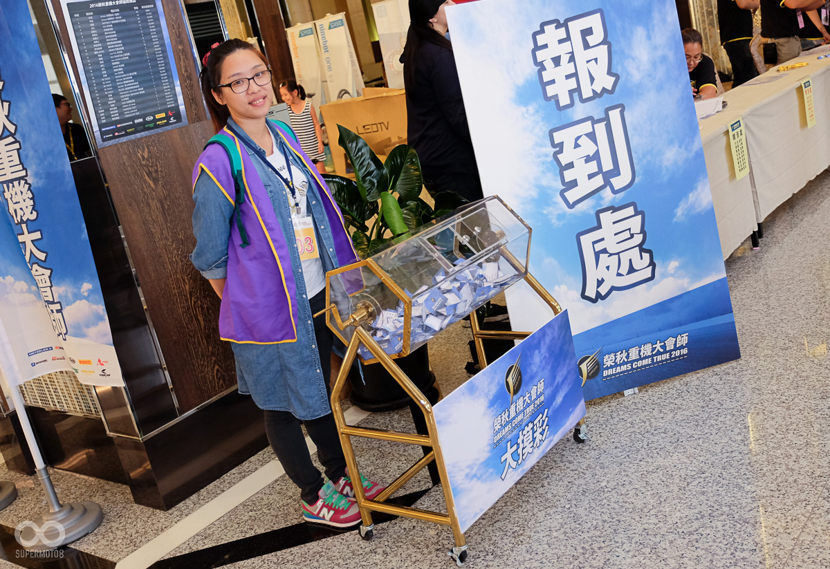 全透明的摸彩箱也早在一旁待命了