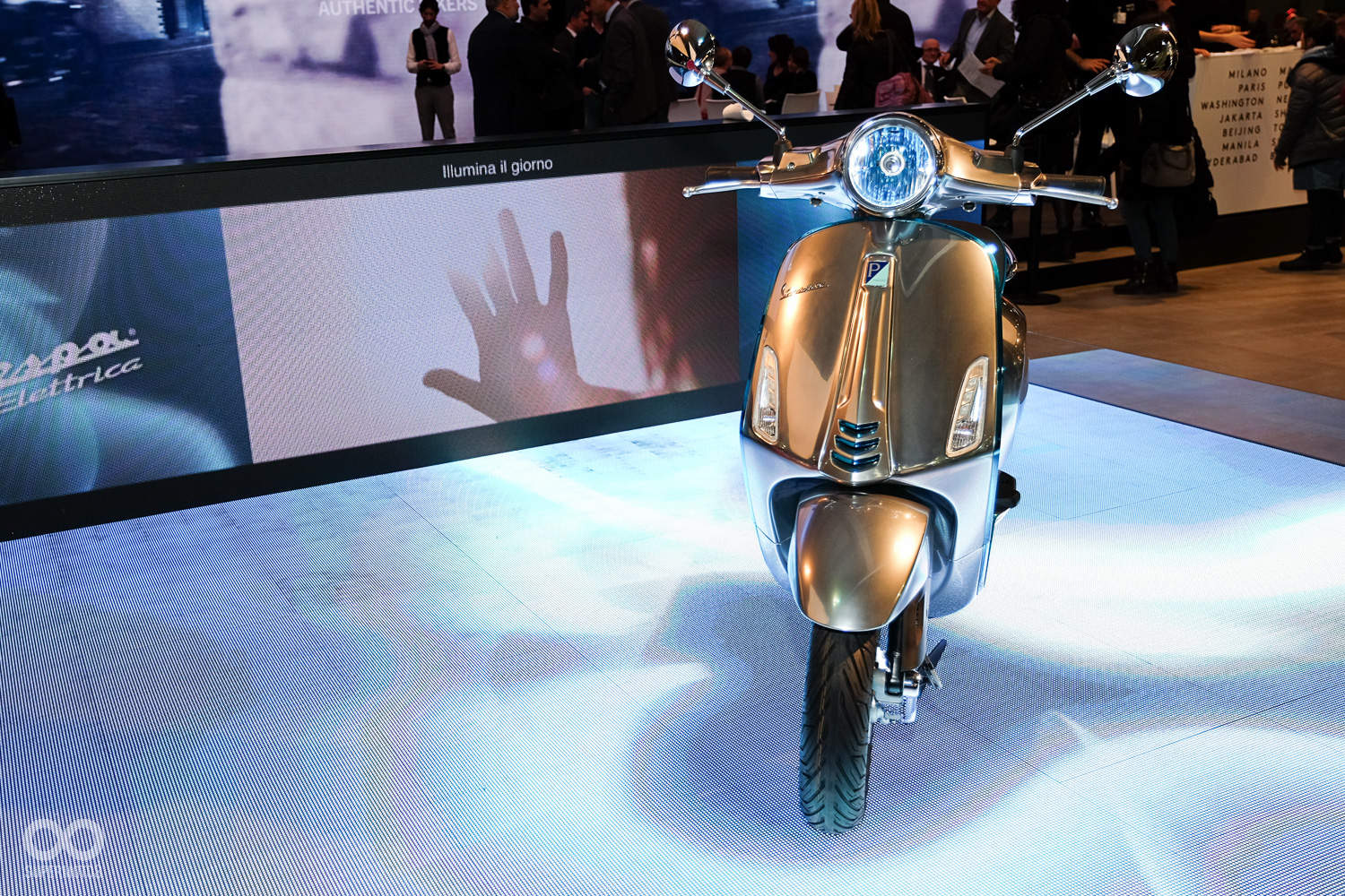 金屬原色車殼襯上螢光藍壓條,科技感十足