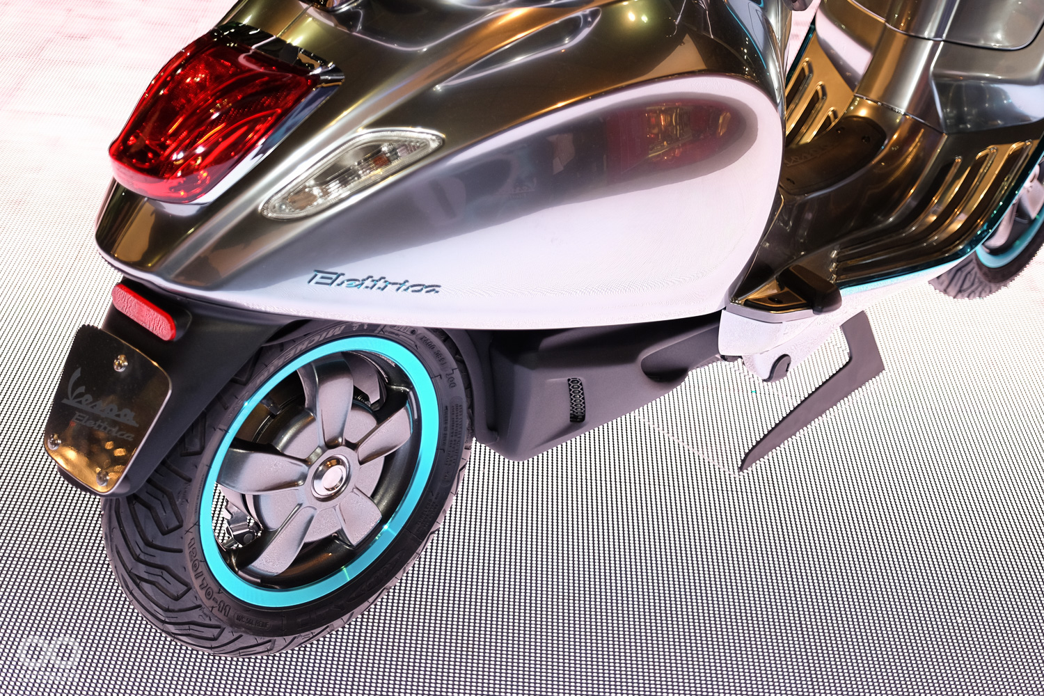 少了排氣管,輪框的美感得以顯露,整體造型清爽不少