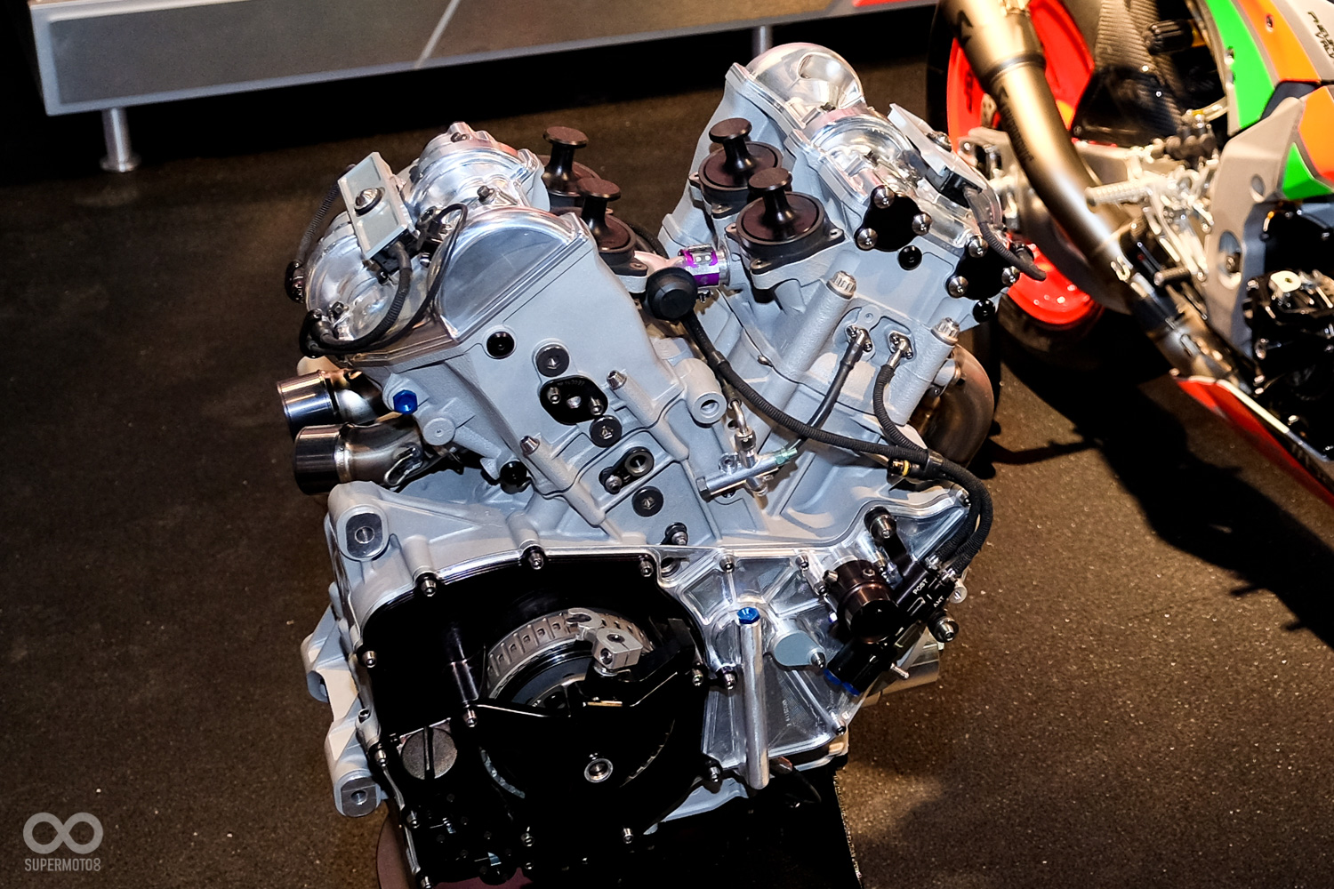 要將轉速一口氣提升到20,000轉,彈簧的回彈速度會跟不上引擎轉速,造成進排氣與引擎爆炸無法同步,而氣動式閥門就能突破彈簧的極限