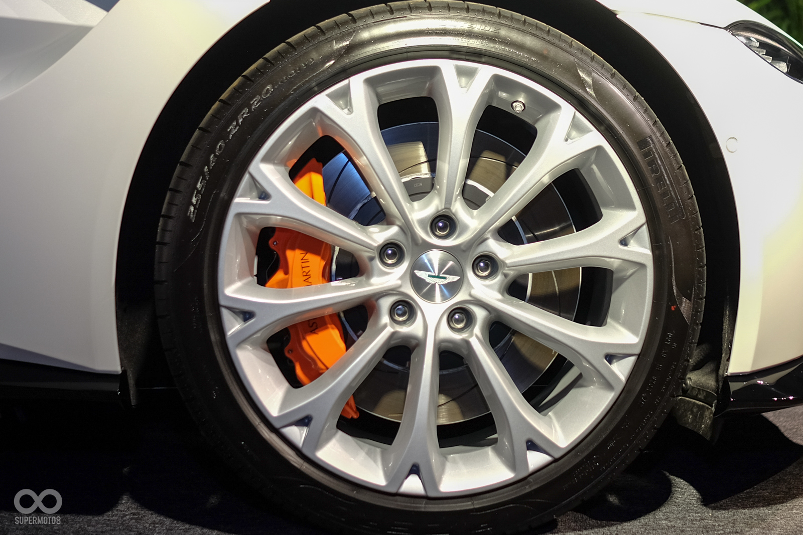 大輪圈搭配上橘色調的卡鉗，相當吸金