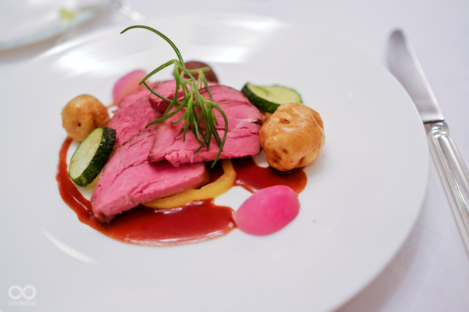 隔天因入住人數減少,飯店為我們準備個人西式套餐,含主菜共有四道