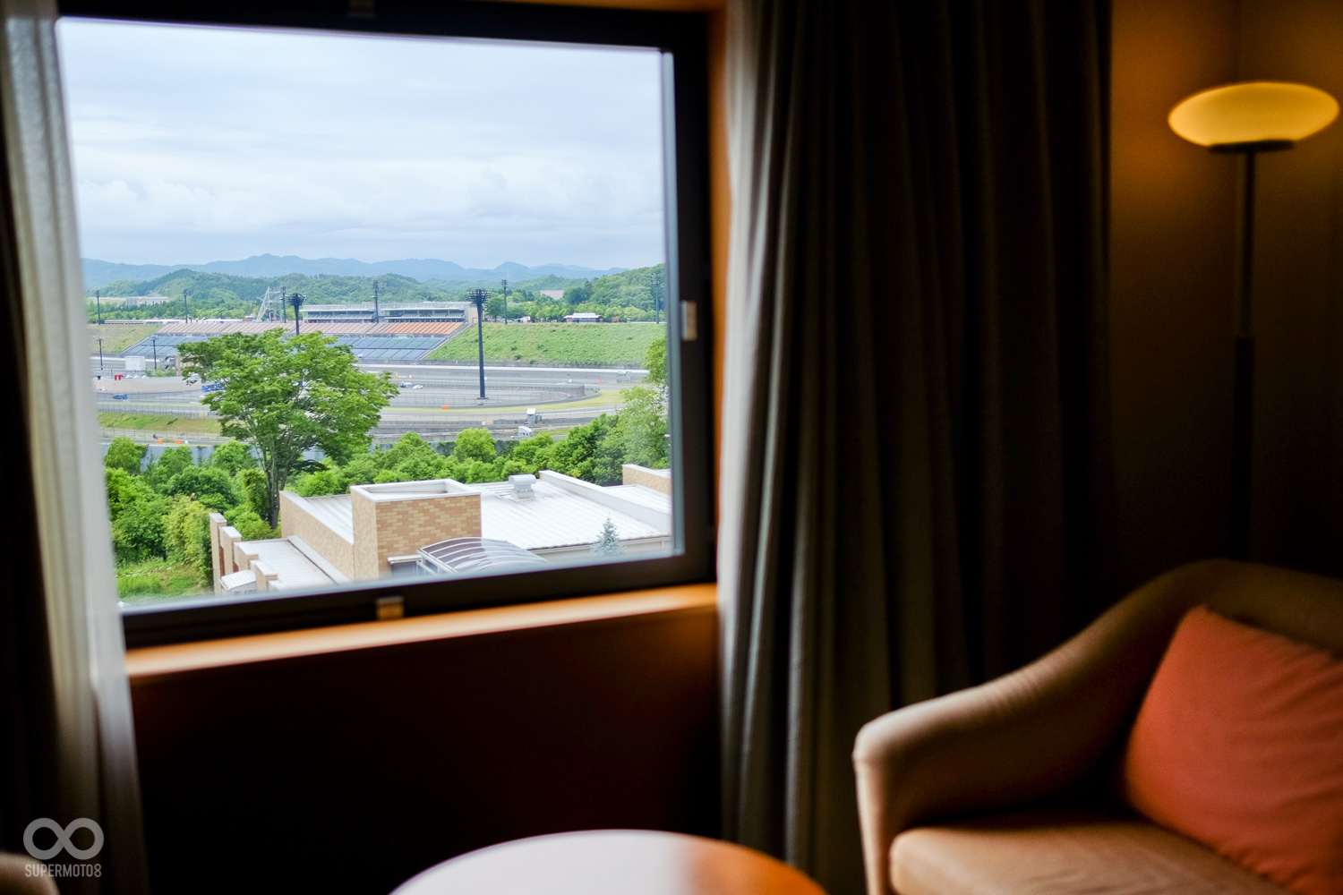 隔天起床就看到窗外的賽道,這風景太讚了