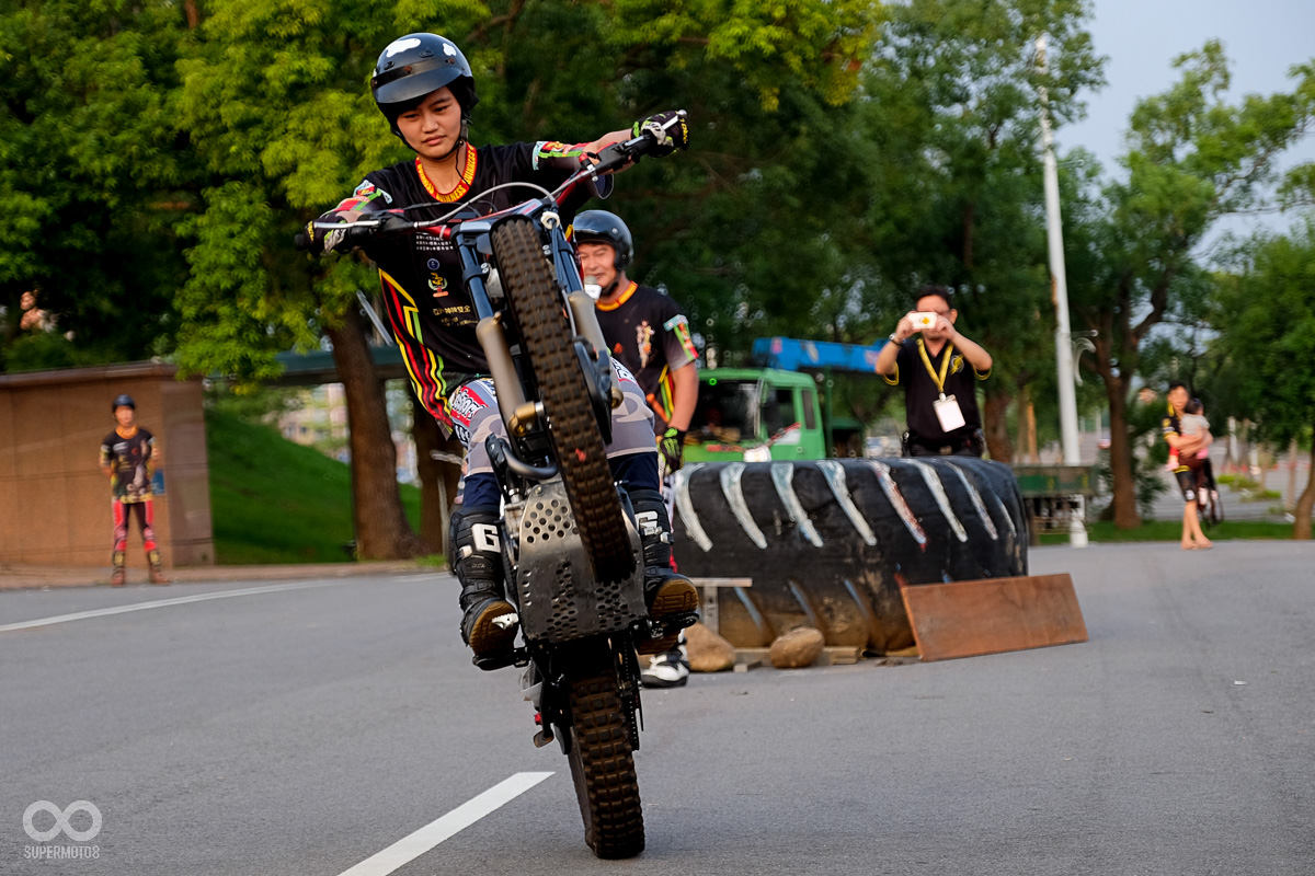 巾幗不讓鬚眉的女車手,孤輪特技一把罩
