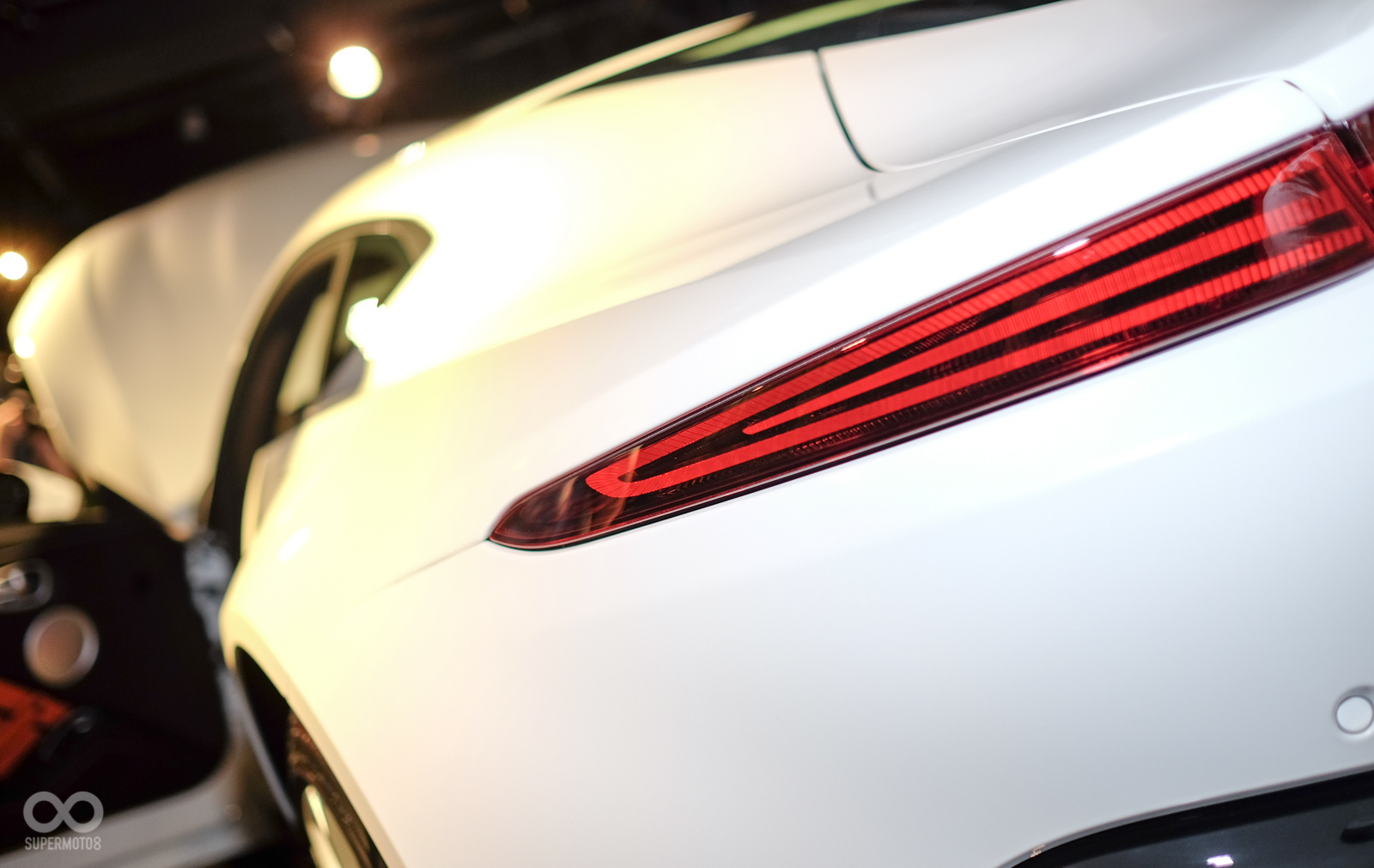 Aston Martin標誌的車尾燈依舊性感