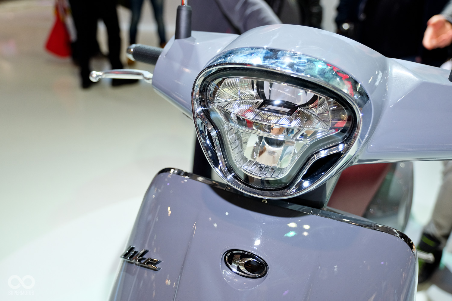 典雅小車Like也套上了水泥灰與LED頭燈,搭配Noodoe智慧系統,整體科技味十足