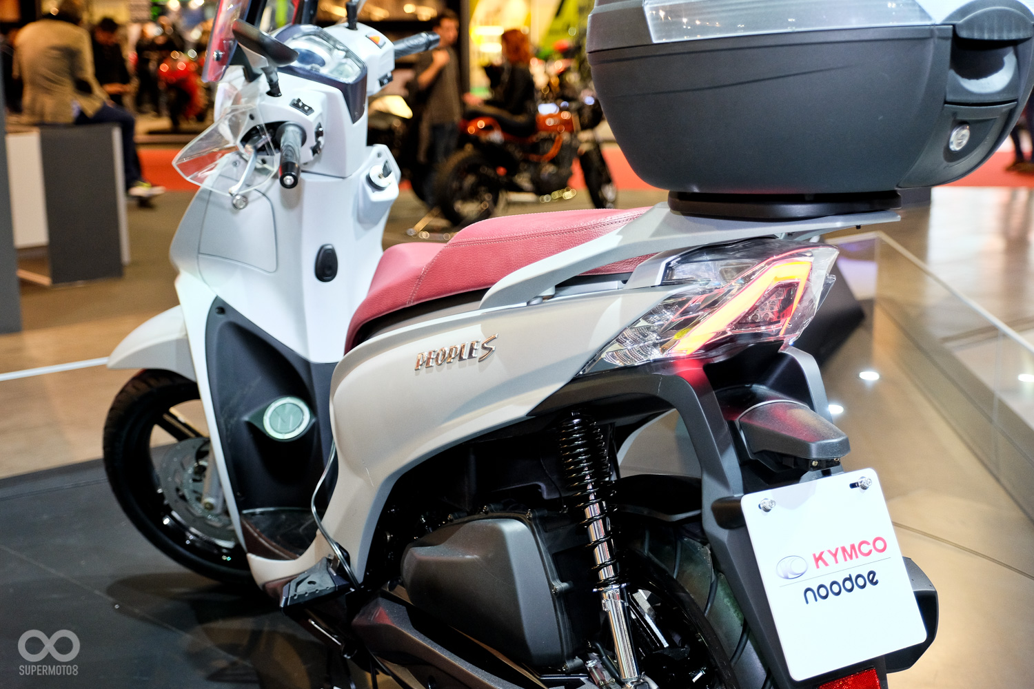 在歐洲熱銷的全新大輪徑速可達People S,前後使用LED光條燈飾搭配noodoe系統,精緻度非凡