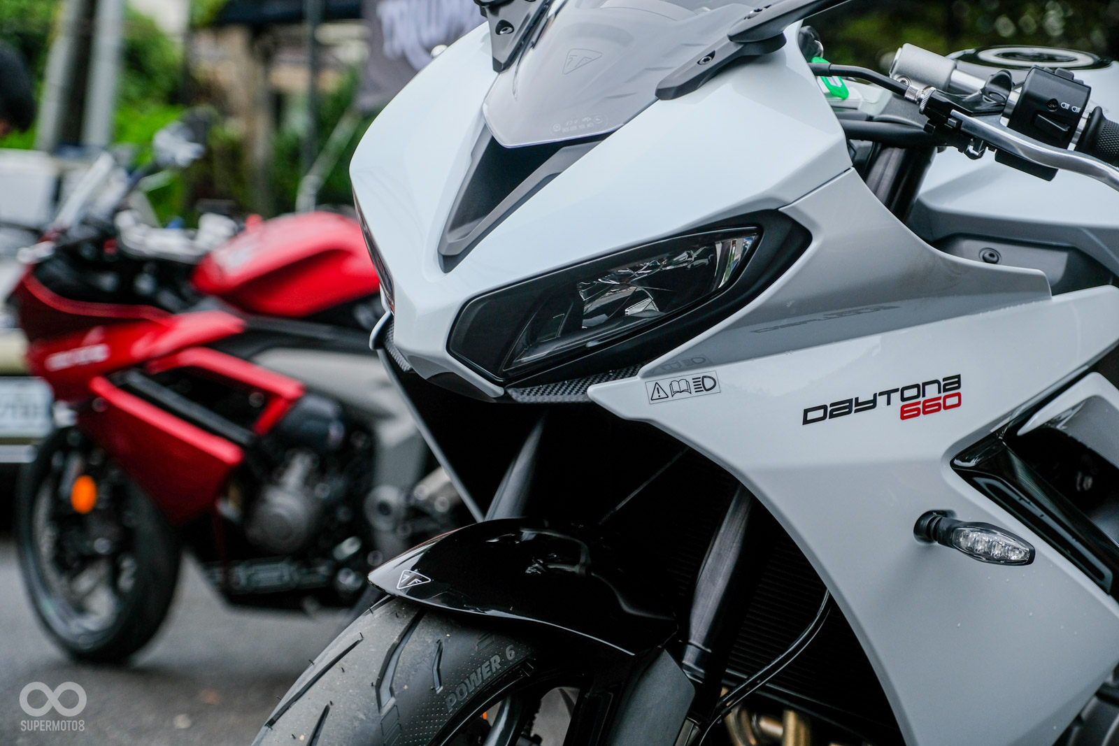 鷹眼大燈和整流罩中央的開口，都讓人聯想到過去的 DAYTONA 675