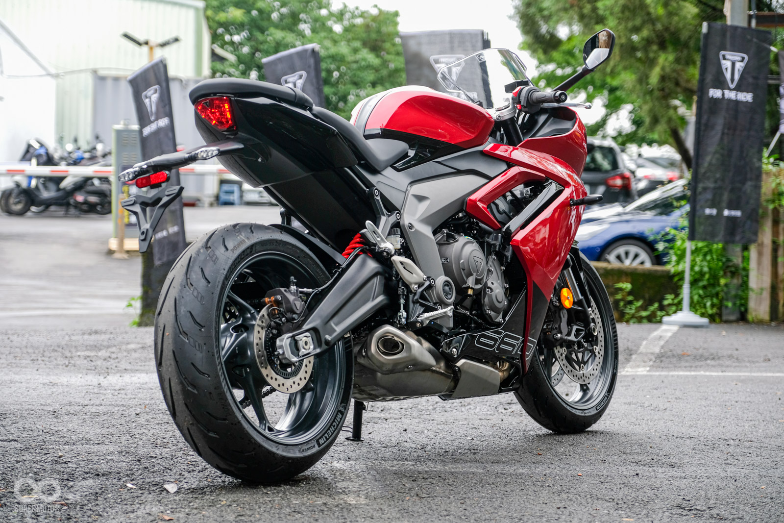 尾燈則是沿用 TRIDENT 660 的燈具設計