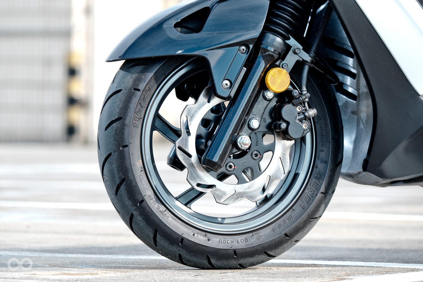 前後碟煞的FNX在市區騎乘上，制動系統的煞車處理非常的乾淨俐落