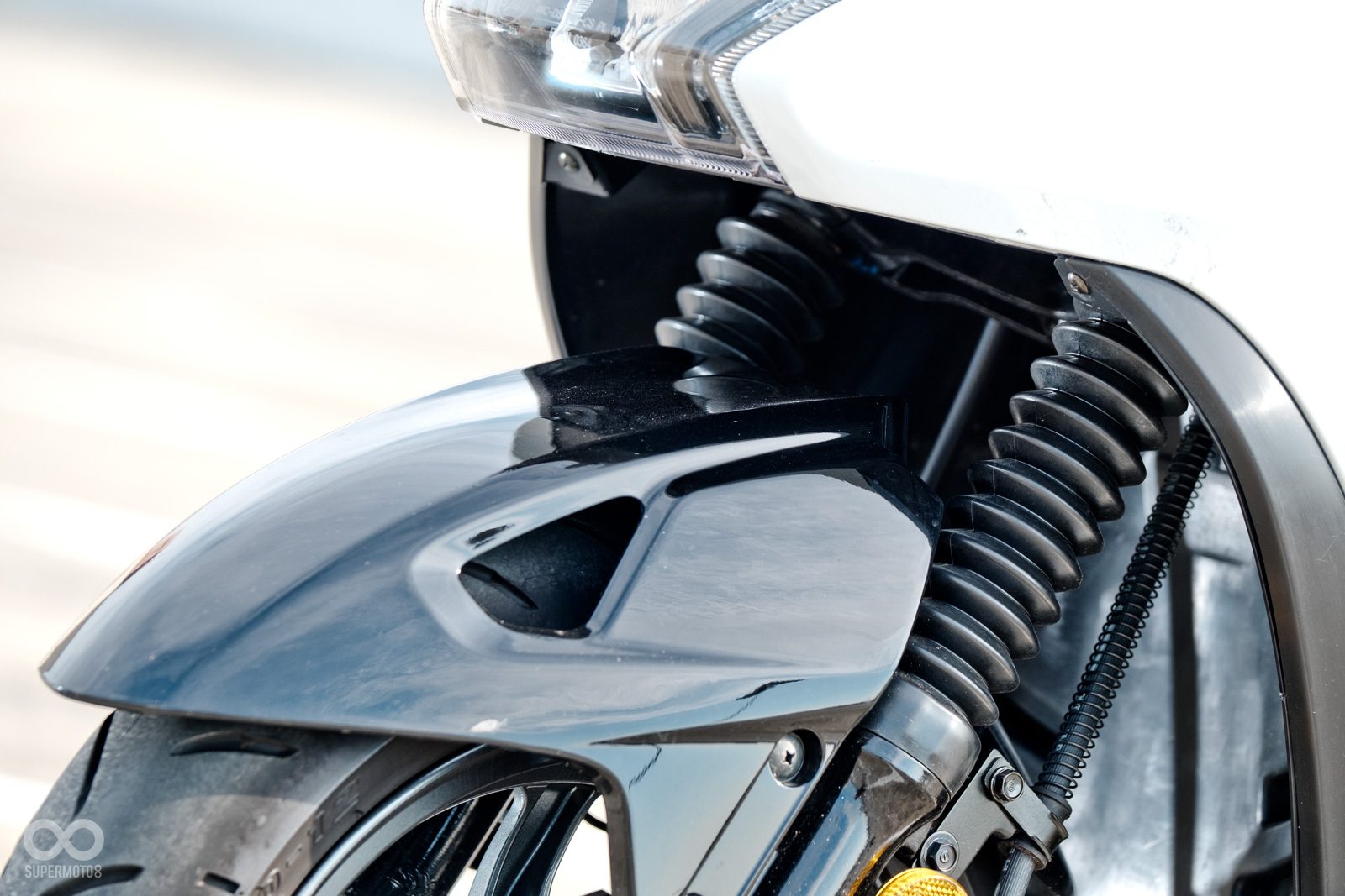 SYM FNX在前土除上也用上了打孔簍空的設計