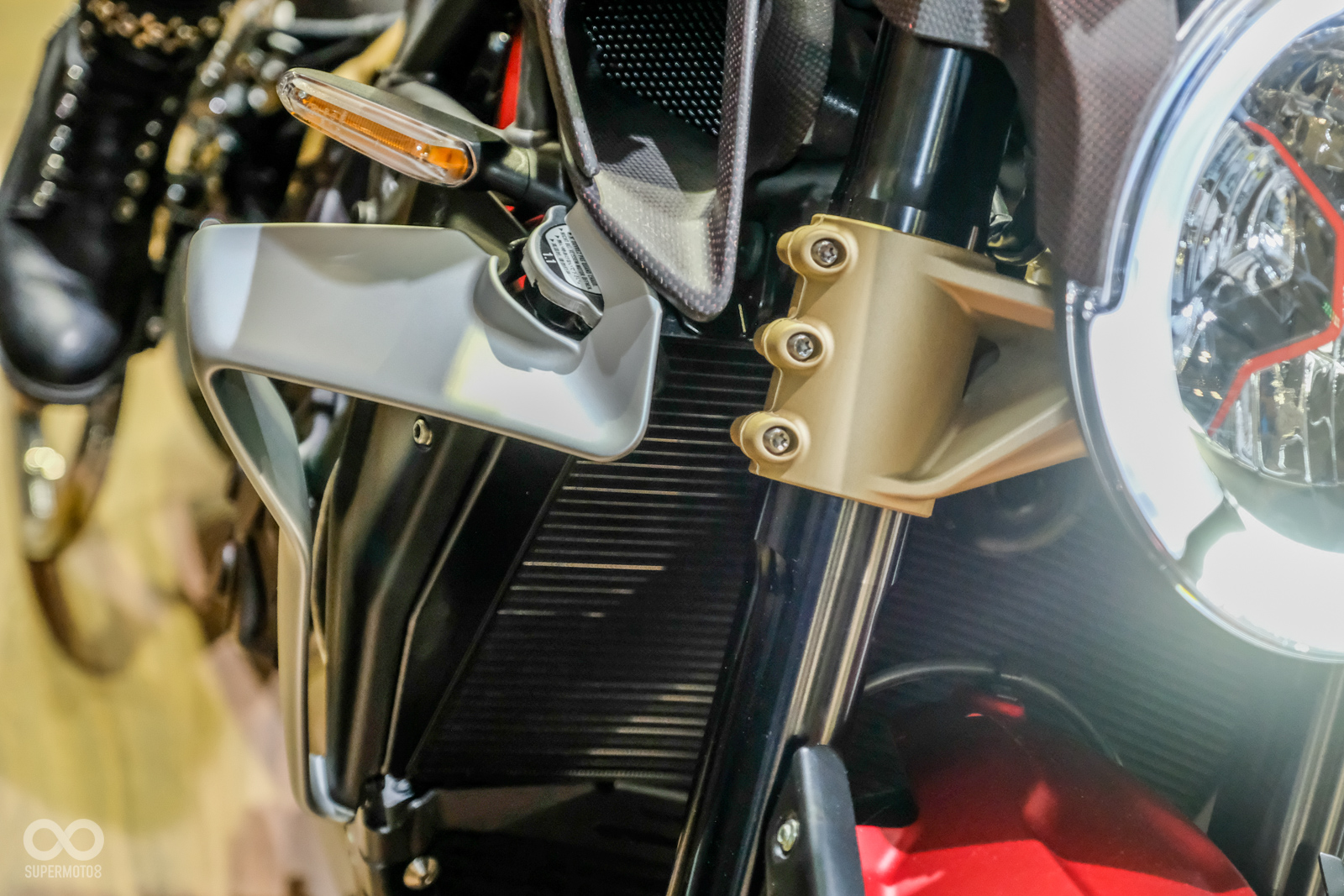 不同於眾多車廠犧牲美觀為其車輛加上小翅膀,MV Agusta Brutale 1000 Serie Oro車側的小翅膀兼具美觀與實際效果