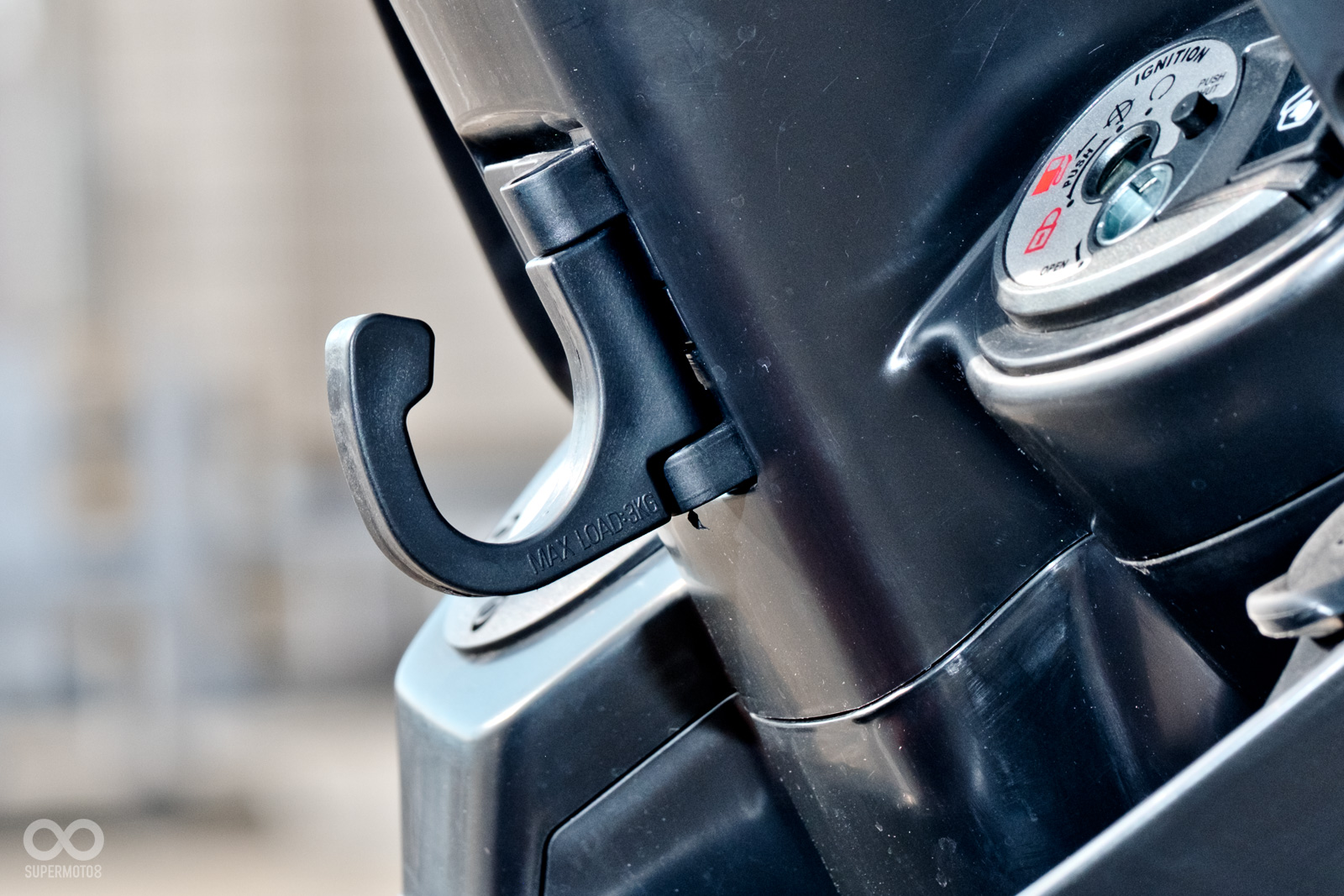 車輛龍頭承襲日行燈的U型設計；前掛鉤也採用摺疊式設計