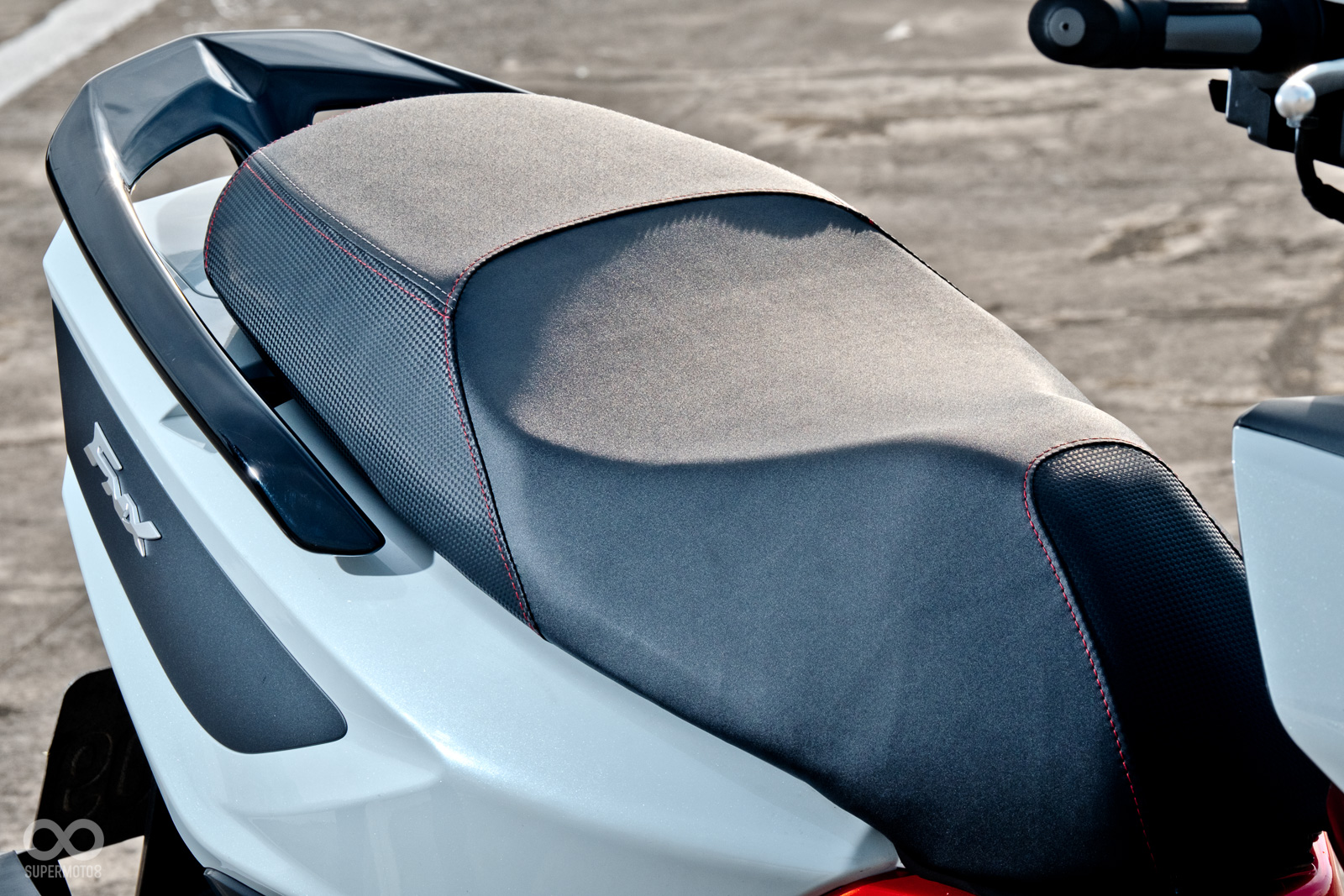 椅墊的舒適度也非常不錯，特別是後座的平面設計，讓後座的支撐性相當的良好