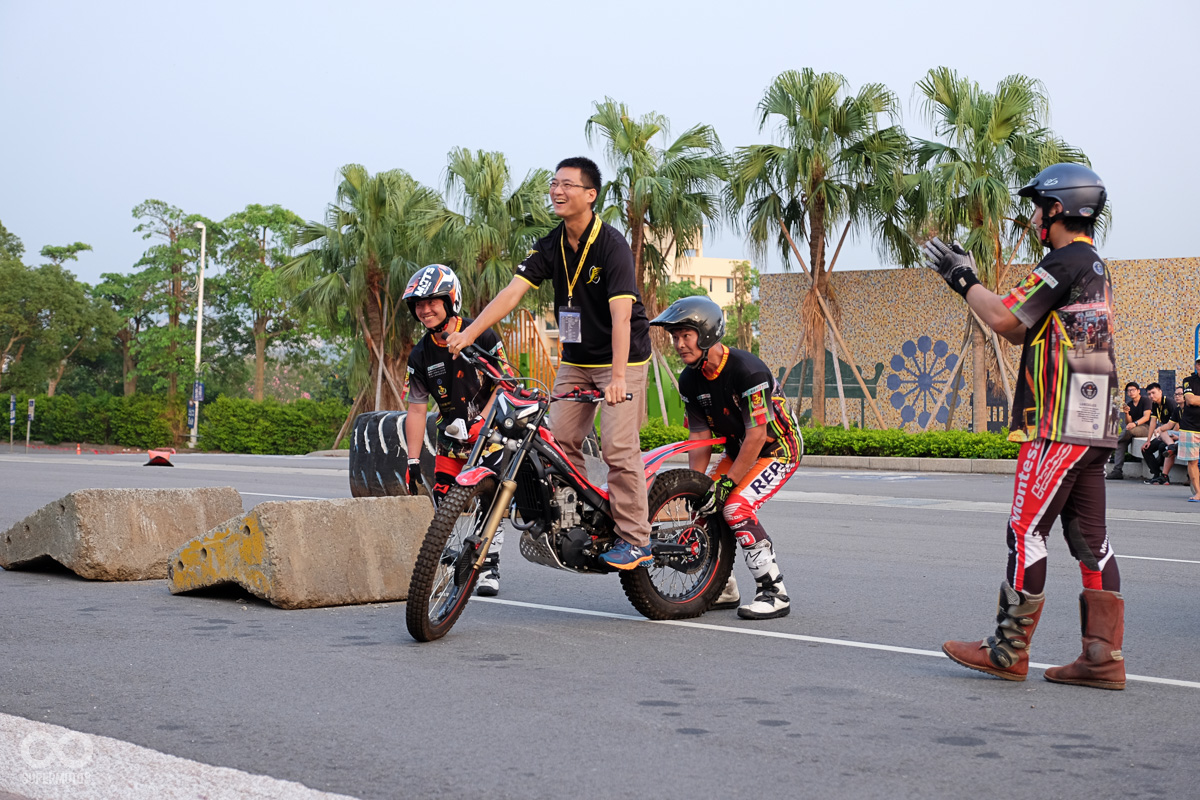 表演精彩之外與車友之間的互動也相當逗趣