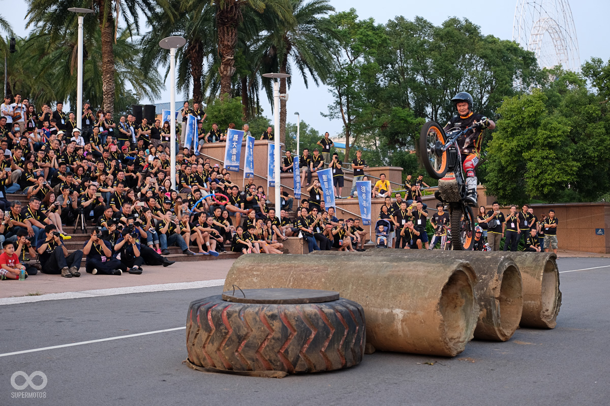 飛涵管爬大輪胎都是相當高難度的動作,很幸運能在現場親眼看到
