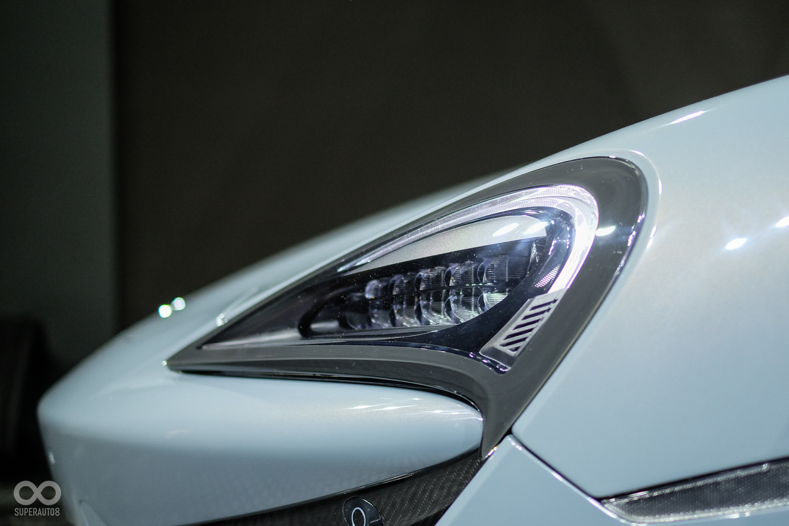 剪刀式車門以及好似瞇著眼微笑的前車燈設計，都是McLaren的車款特色