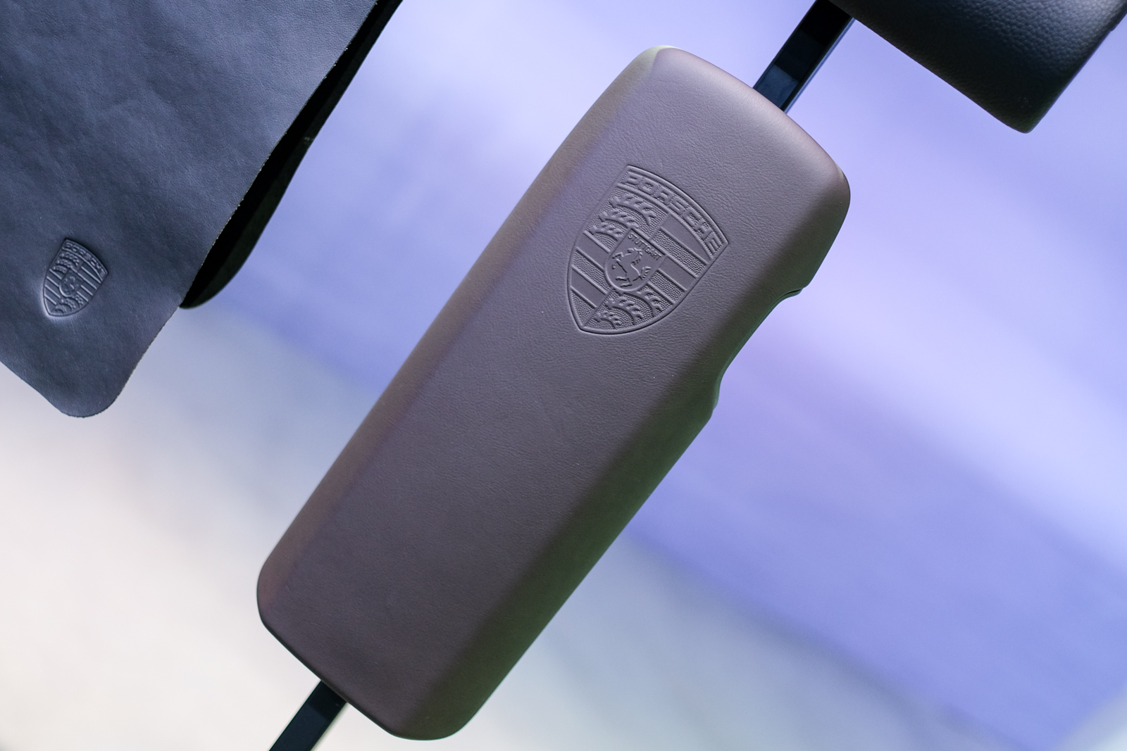 Panamera Exclusive在兩個車色上,都用上了非常具有質感的內裝獨特設計,以及印有保時捷場灰的中央扶手