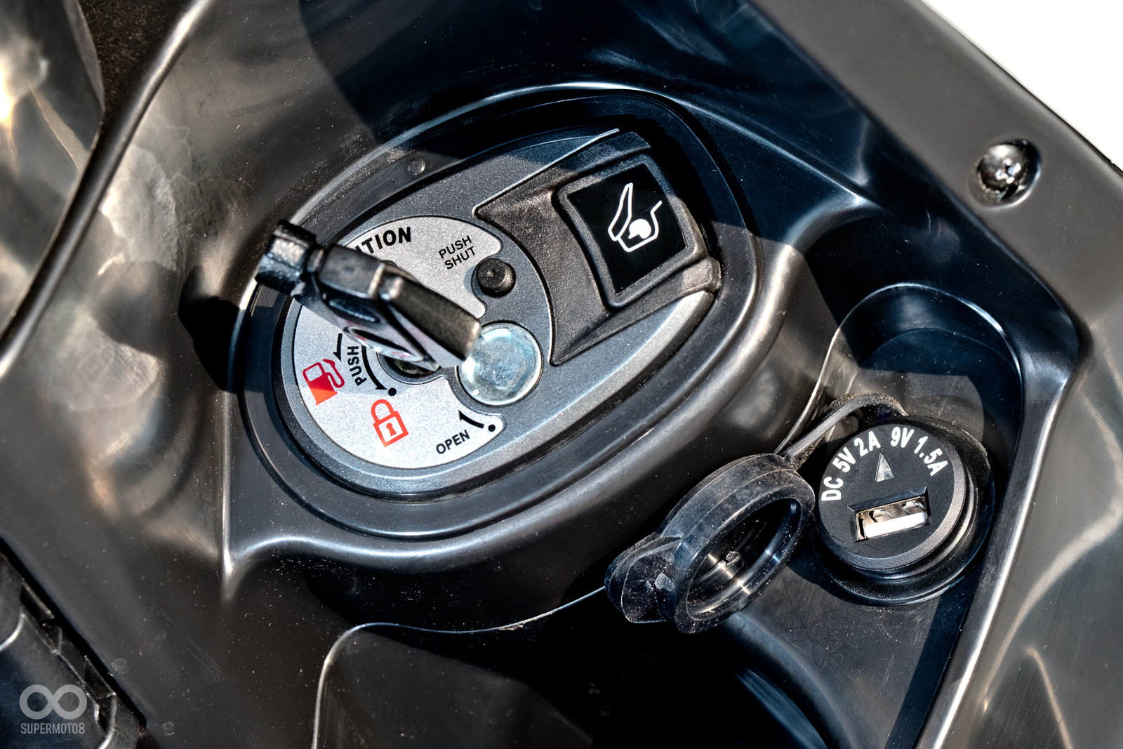 鑰匙孔旁多了一個坐墊開關，這樣的分離式設計相當受到好評