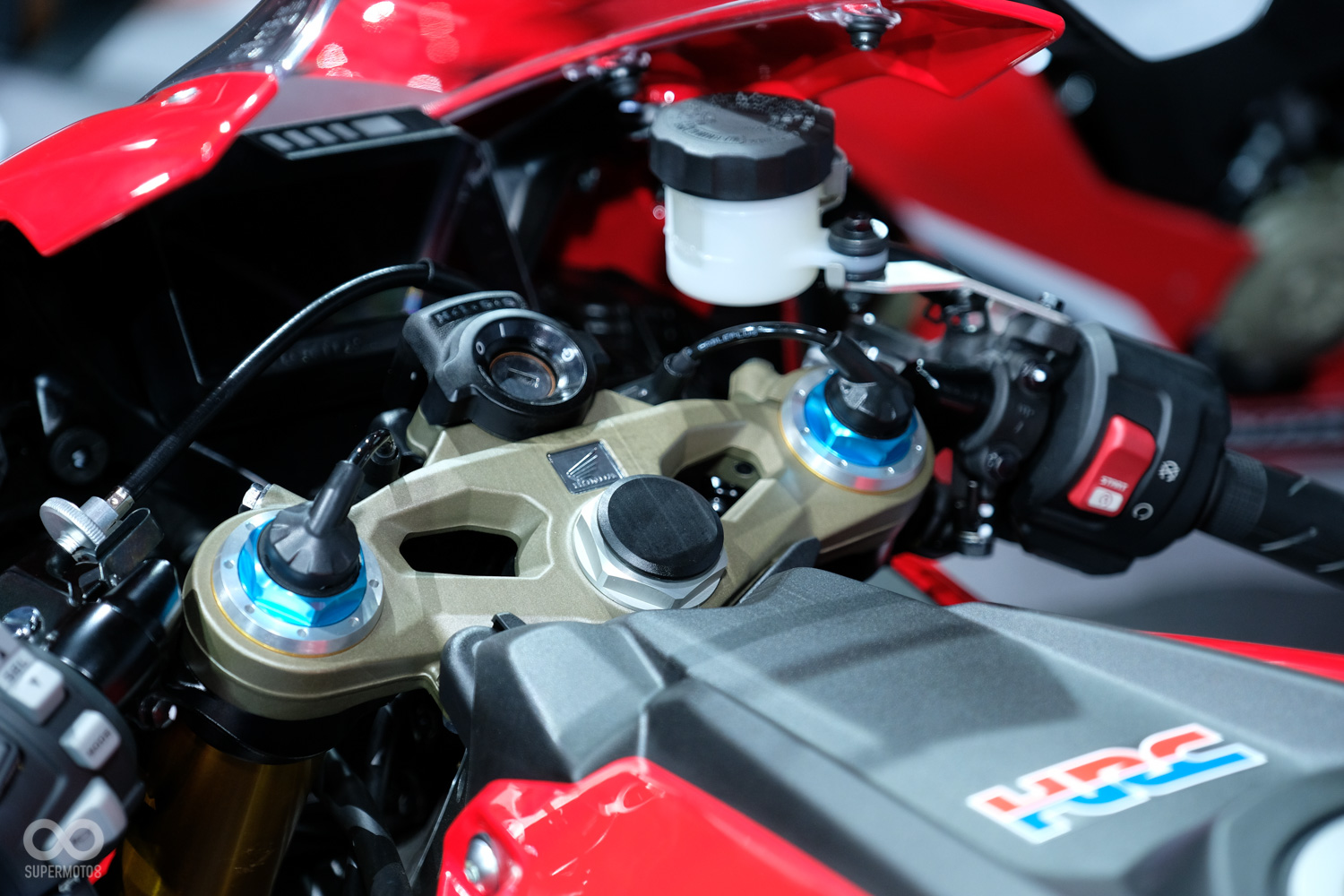 在高規格的SP版中,前懸吊使用的是Ohlins的電子避震