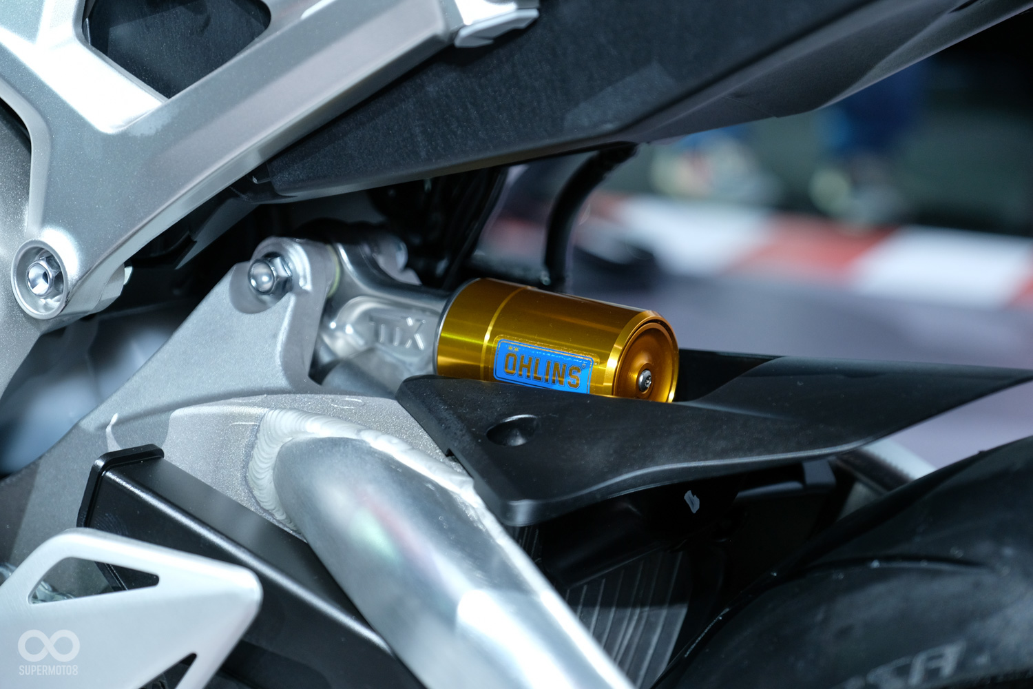 後懸吊毫無懸念的選用Ohlins TTX競賽級避震