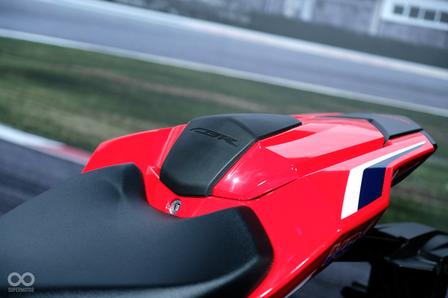 競賽風格強烈的SP版,出場即為單座形式