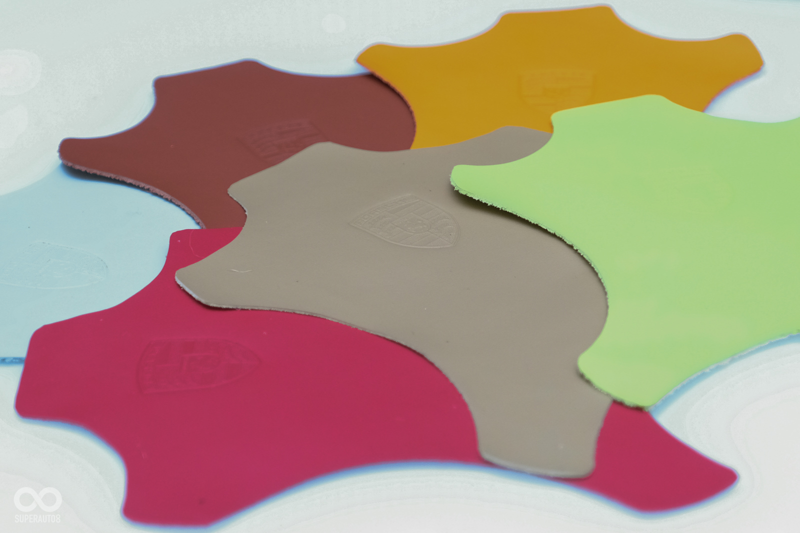 Porsche Exclusive Manufaktur 採用的皮革皆來自於德國、奧地利、葡萄牙以及義大利四處，並且透過2,600bar的高壓水刀切割，確保皮革優良的品質