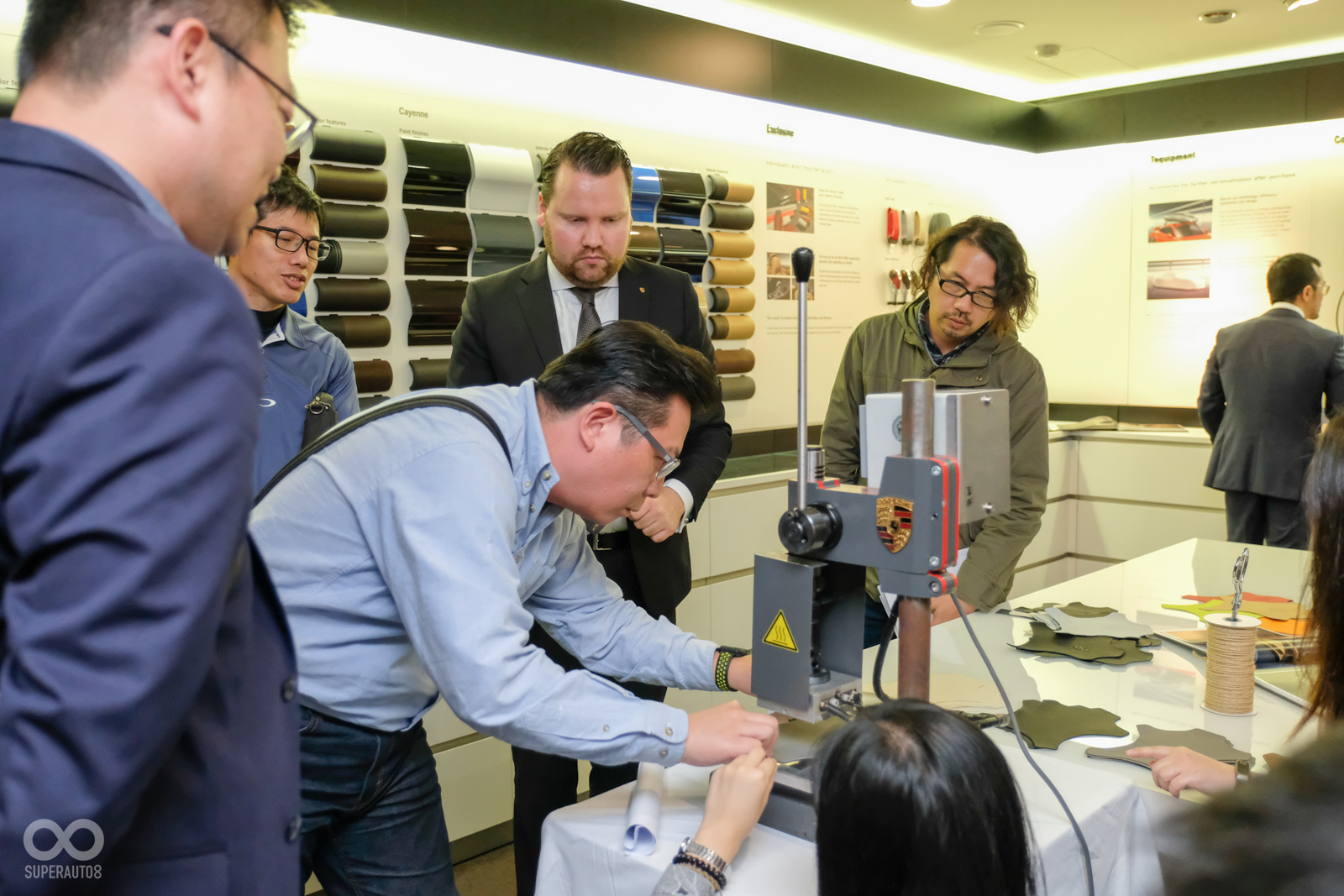 透過加壓機利用高溫以及壓力將圖案烙印至皮革上